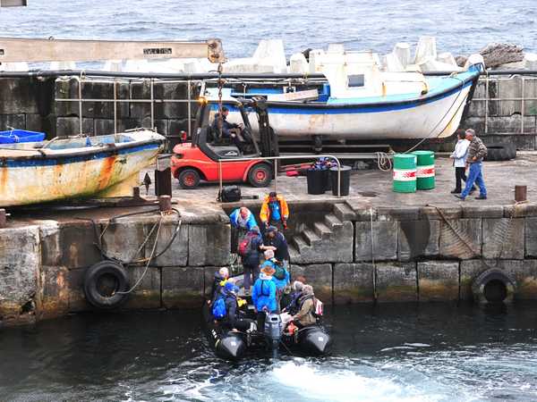 Sbarco di turisti sull'isola