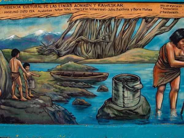 Puerto Natales - I meravigliosi murales di Calle Phillippi che raccontano la storia degli indios Aonikenk e Kawesqar